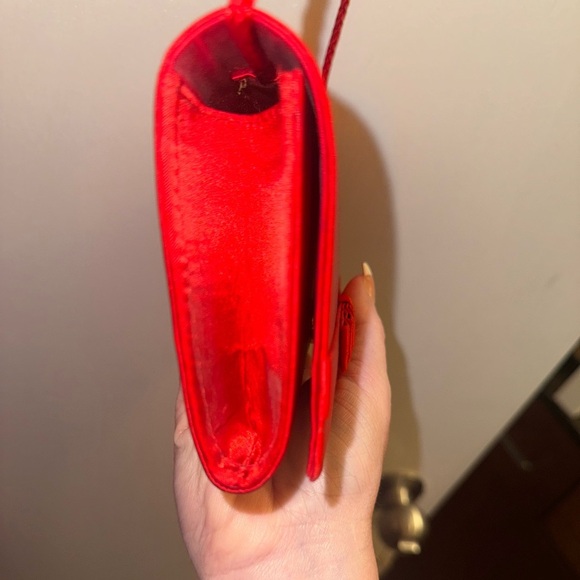 Beautiful Robinson Elegant Red Satin Evening bag with Bow Detail - Picture 7 of 10